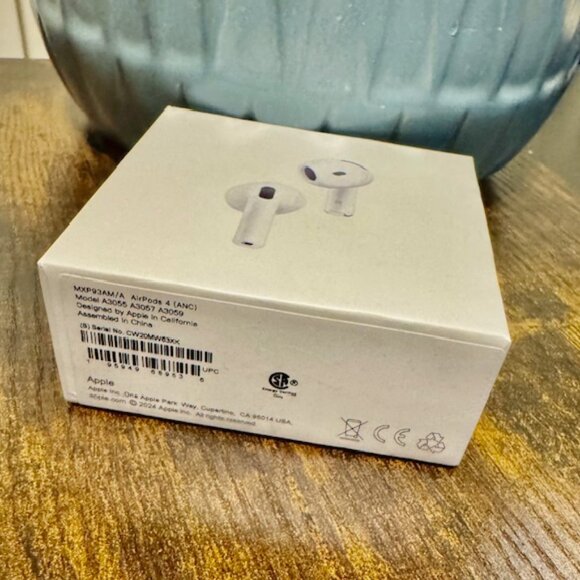 Apple AirPods 4 with Active Noise Cancellation - Picture 4 of 6